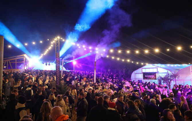 Großer Andrang in lila-blauer Szenerie beim "Electric-Glühwine-Festival" beim Weingut Dobler in Weinstadt-Beutelsbach.