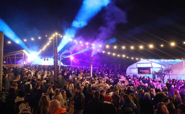Großer Andrang in lila-blauer Szenerie beim "Electric-Glühwine-Festival" beim Weingut Dobler in Weinstadt-Beutelsbach.