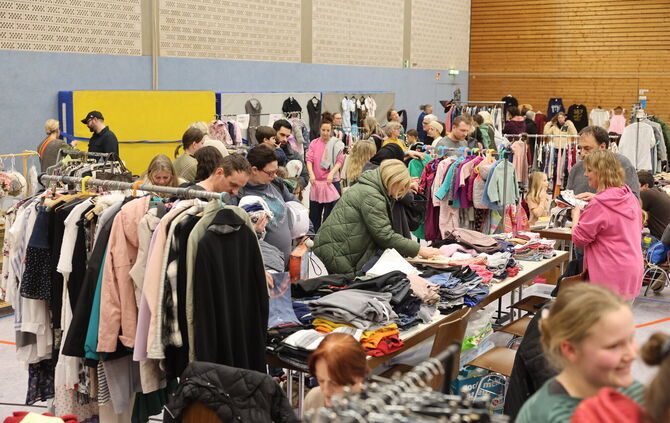 Das "Dämmershopping" lockte zahlreiche Besucherinnen und Besucher in die Justinus-Kerner-Halle.
