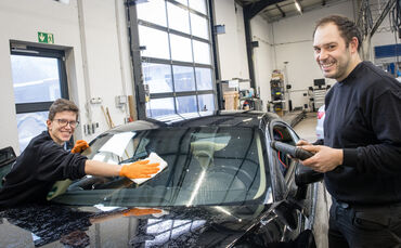 Frederik Riesel (links) bei der Arbeit mit Chef Dennis Bürk.