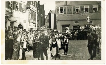 Kinder mit Gewehr: Ein Festumzug durch die Waiblinger Innenstadt zur NS-Zeit.