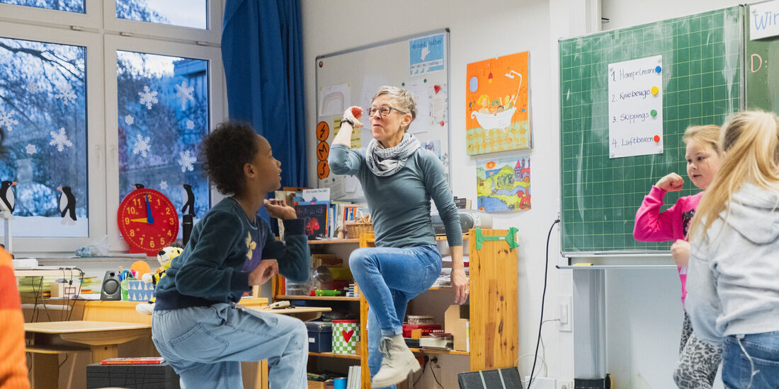 Schwungvoll in den Tag: Lehrerin Andrea Wdowiak beim Frühsport mit den Zweitklässlern.