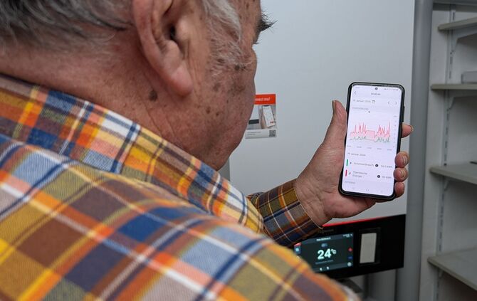 Peter Rieger (84) kontrolliert per App den Stromverbrauch seiner Heizung.