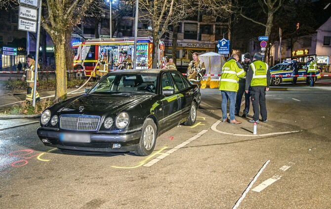 Autofahrer erfasst zwei Fußgäng