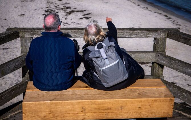 Die Anrechnung des Partnereinkommens führt oft dazu, dass keine Grundrente fließt. (Illustration)