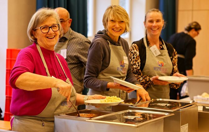Das Helferteam hatte vom 25. Februar bis 4. März unter anderem viel Spaß bei der Essensausgabe.