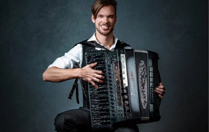 Akkordeon-Weltmeister Matthias Matzke zeigt, wie vielseitig das Akkordeon sein kann.