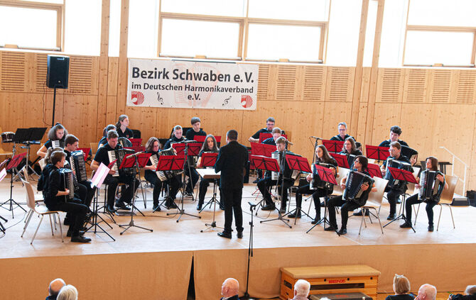 Das Akkordeonorchester des Bezirks Schwaben im Deutschen Harmonikaverband bei einem Konzertauftritt in der Remstalhalle Waldhaus