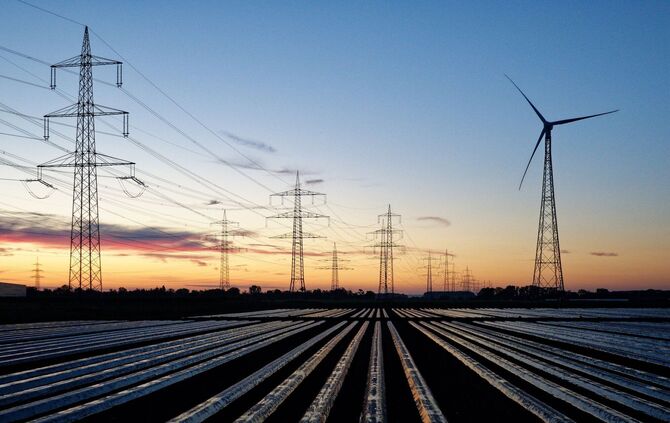 Windräder und Stromtrasse