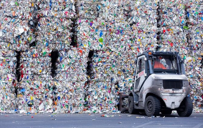 Der Bericht verweist auf eine Vielzahl konkreter Maßnahmen, darunter die Steigerung der Effizienz und die Reduzierung von Abfall