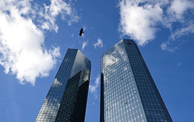 Die frühere Kundenbeziehung zu dem verstorbenen Sexualstraftäter Jeffrey Epstein wird der Deutschen Bank immer wieder zur Last g