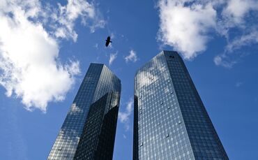 Die frühere Kundenbeziehung zu dem verstorbenen Sexualstraftäter Jeffrey Epstein wird der Deutschen Bank immer wieder zur Last g