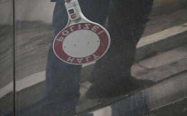 Die Polizei stoppte vier bewaffnete Männer bei der Einreise über die Rheinbrücke. (Archivbild)