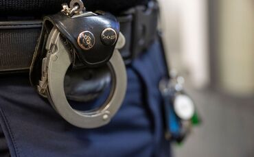 Die Polizei ermittelt jetzt, worum es sich bei dem versprühten Stoff handelt. (Symbolbild)