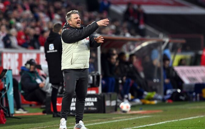 Kölns Trainer Lukas Kwasniok reist mit seiner Mannschaft frühzeitig in Richtung Stuttgart.