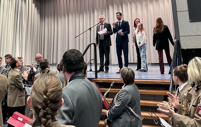 Bürgermeisterkandidat Sascha Kühne auf der Bühne am Wahlabend in Durlangen.