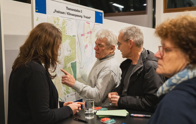 Die Besucherinnen und Besucher haben in der Alten Kelter in Miedelsbach Ideen eingebracht.