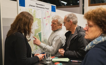 Die Besucherinnen und Besucher haben in der Alten Kelter in Miedelsbach Ideen eingebracht.