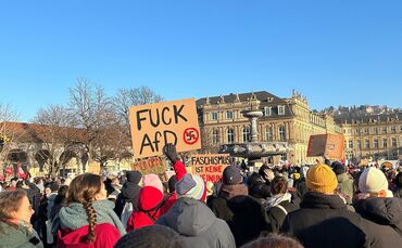 Mindestens 20.000 Menschen haben im Januar 2024 auf dem Schlossplatz gegen die rechtsextreme AfD demonstriert. Nun startet dort 