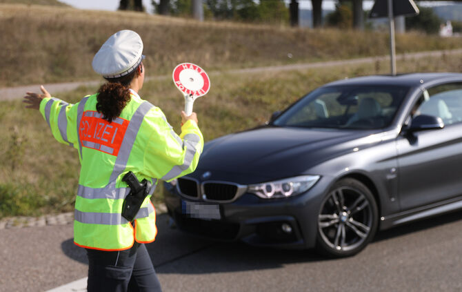 Nicht bei jeder Kontrolle von Autos geht es um Verstöße gegen die Verkehrsregeln (Symbolfoto).