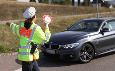 Nicht bei jeder Kontrolle von Autos geht es um Verstöße gegen die Verkehrsregeln (Symbolfoto).