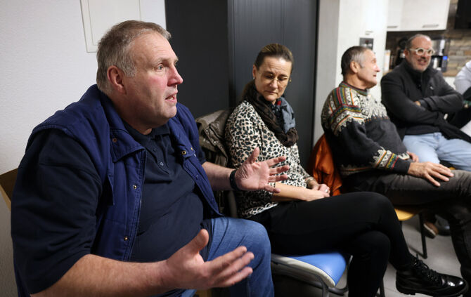 „Herr Ernst muss lernen, dass es so nicht mehr geht“: Gemeinderat Alexander Hummel. Im Hintergrund von links: Die Gremiumsmitgli