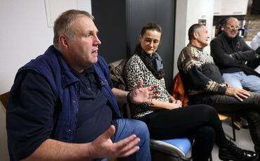 „Herr Ernst muss lernen, dass es so nicht mehr geht“: Gemeinderat Alexander Hummel. Im Hintergrund von links: Die Gremiumsmitgli