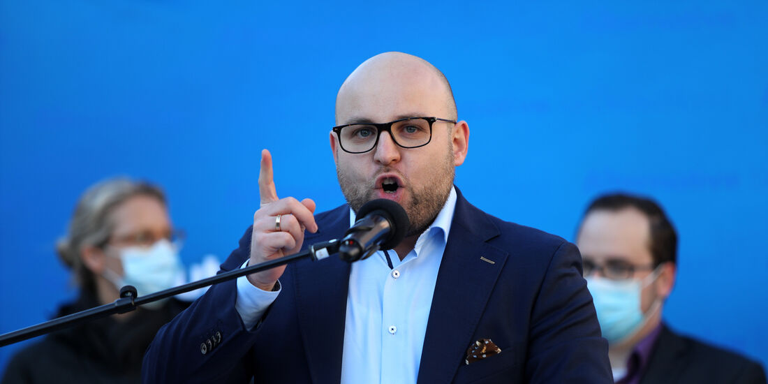 AfD-Spitzenkandidat Markus Frohnmaier, hier während einer AfD-Veranstaltung in Schorndorf zu Corona-Zeiten.