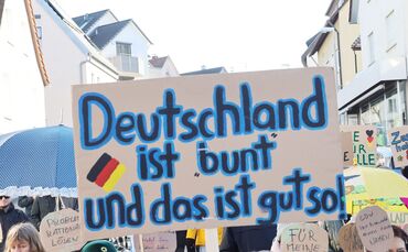 Im Februar 2025 gab es vielerorts in Deutschland Demos gegen rechts und für Demokratie und Vielfalt - dieses Foto zum Beispiel e