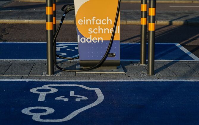 Eine Ladesäule am Flughafen Leipzig/Halle. Für Großstädter ohne eigenen Stellplatz ist das Laden eines E-Autos umständlicher und