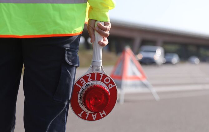 Bei Verkehrskontrollen wurden zwei alkoholisierte Fahrer erwischt (Symbolfoto).