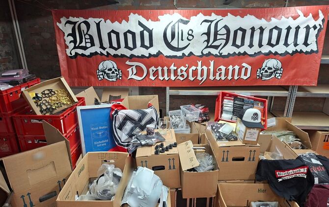 Von Schlagringen bis zu Fahnen reicht das sichergestellte Material.