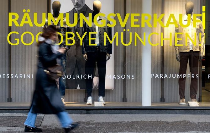 Ob Räumungsverkauf oder Rabattaktionen: Viele Händler umwerben die Kunden mit reduzierten Preisen.