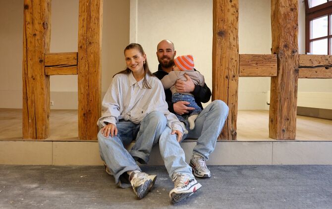 Jil Heinser mit Partner Patrick Kolb und Töchterchen: In der Langen Straße wollen sie das Studio Fortysix eröffnen.