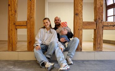 Jil Heinser mit Partner Patrick Kolb und Töchterchen: In der Langen Straße wollen sie das Studio Fortysix eröffnen.
