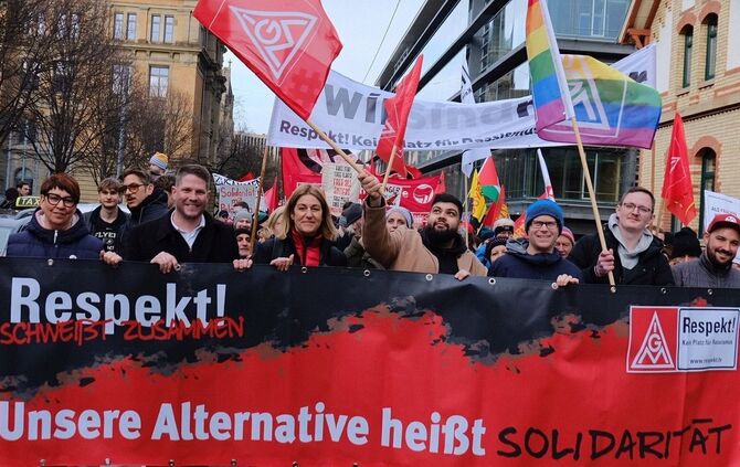 Gemeinsam für"Respekt" und "Solidarität": Danial Bamdadi (Vierter von rechts in der vorderen Reihe, mit beigefarbener Jacke) unt