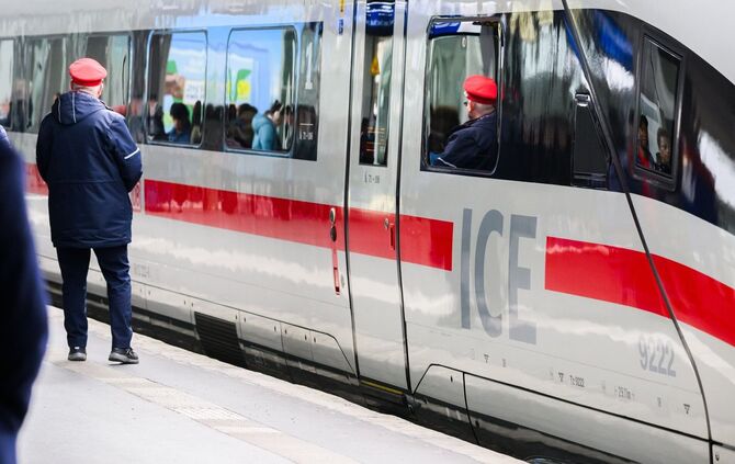 Die Deutsche Bahn hat in der laufenden Tarifrunde mit der GDL ein erstes Angebot vorgelegt. (Symbolbild)