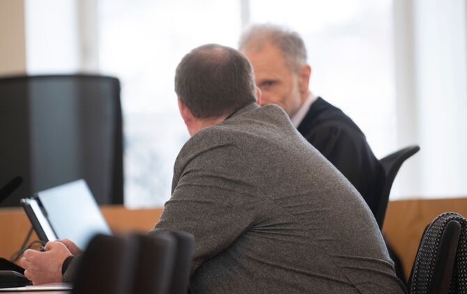 Auftakt im Prozess gegen Autofahrer nach Unfall mit drei Toten