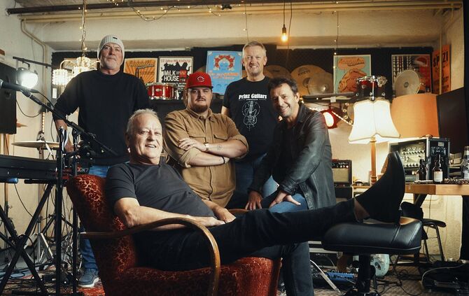 Franz Mayer Experience mit Sänger Alex Köberlein präsentieren eine humorvolle Musikshow über schwäbische Welthits.