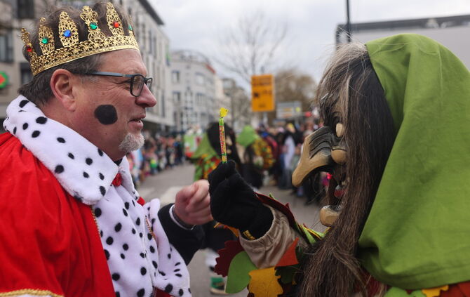 Hexen und Majestäten auf Augenhöhe: Der Faschingsumzug 2025.