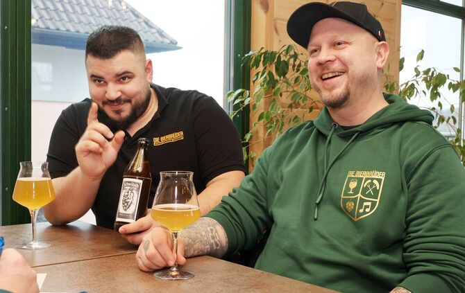 Evangelos Balagiannis und Marcel Karle (r.) mit ihrem Festival-Bierglas.