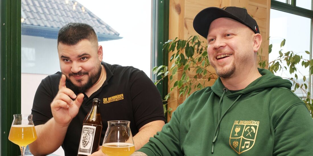 Evangelos Balagiannis und Marcel Karle (r.) mit ihrem Festival-Bierglas.