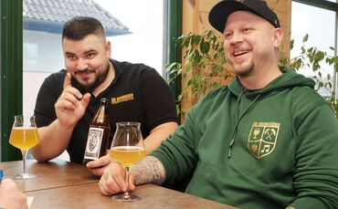 Evangelos Balagiannis und Marcel Karle (r.) mit ihrem Festival-Bierglas.