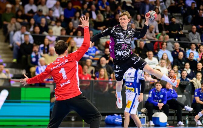 Jakob Nigg, hier gegen den überragenden Eisenacher Keeper Matija Spikic, erzielte bei 33:31-Sieg des TVB fünf Tore.