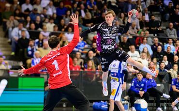 Jakob Nigg, hier gegen den überragenden Eisenacher Keeper Matija Spikic, erzielte bei 33:31-Sieg des TVB fünf Tore.