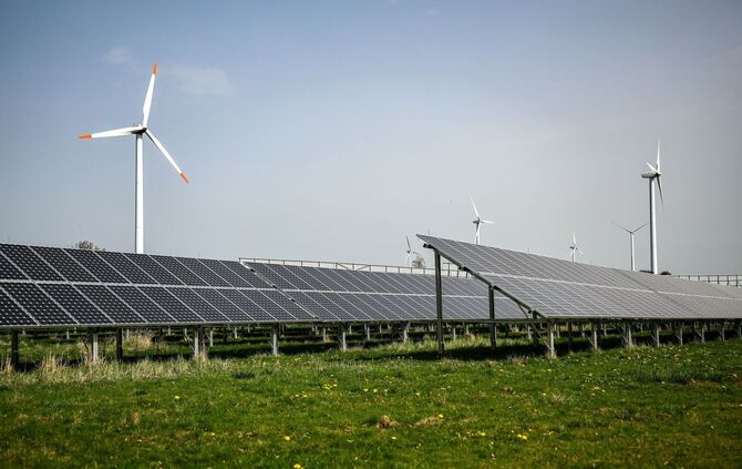 Windräder hinter Solaranlagen