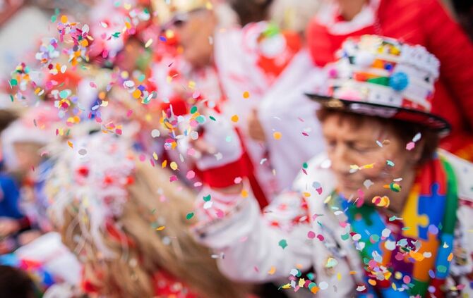 Auch beim Karneval in Aachen ist Konfetti verboten. (Symbolbild)