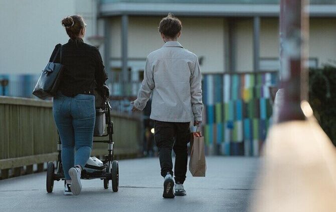 Die Fußgängerin wurde leicht verletzt, das Kleinkind blieb unverletzt (Symbolfoto).