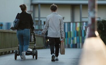 Die Fußgängerin wurde leicht verletzt, das Kleinkind blieb unverletzt (Symbolfoto).