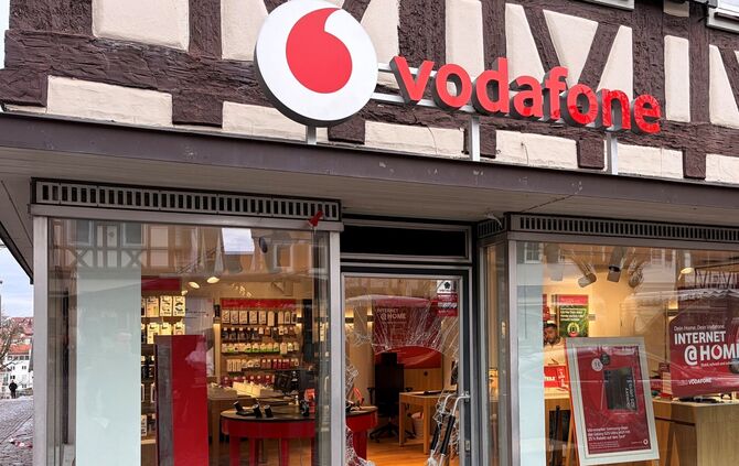 Die Täter haben die Eingangstüre des Geschäfts an der Mühltorstraße 2 eingeschlagen.